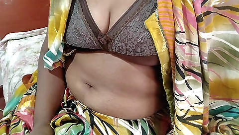 Hobbily sexy bhabhi damsadi showing off her sexy body