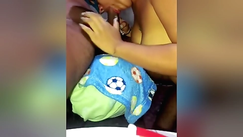 Big ass amateur teen with a sexy face is showing her body