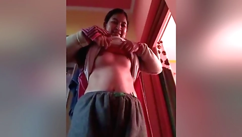 Bhabhi in bedroom shows off her sexy body in solo video