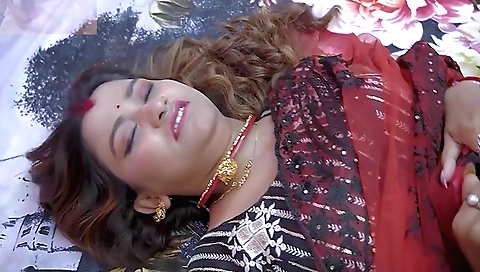 Busty indian milf with big ass and boobs gets her pussy wet