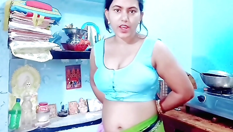 Indian chick takes off her outfit and shows off her naked body