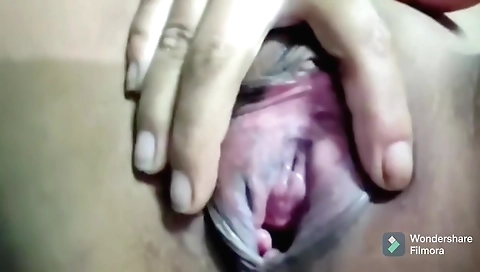 DSSI zinda is showing her pussy in wide naked view