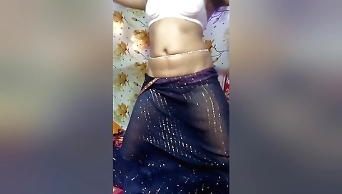 Indian hottie plays with her cunt in hd solo video