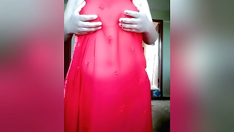 Sexy chick in lingerie is wet in homemade solo video