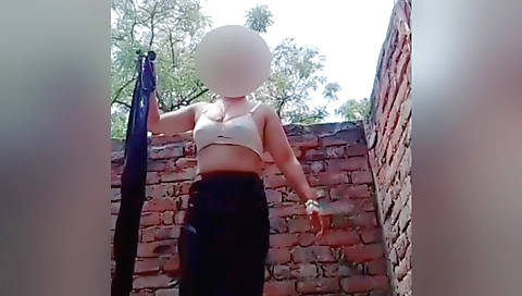 Indian babe with nice ass is masturbating in her bed