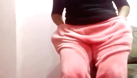 Hot amateur chick is showing off her curves in the studio