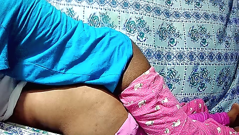 Indian girl gril getting her big boobs pounded in bed