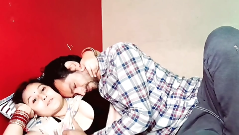 Amateur brunette gets her pussy fucked in various ways