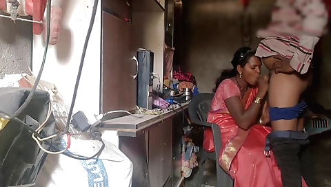 Amateur brunette with a hot ass gives sexcams video