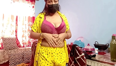 Indian babe is showing off her sexy body in a solo video