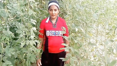 Indian brunette is showing her natural beauty to us