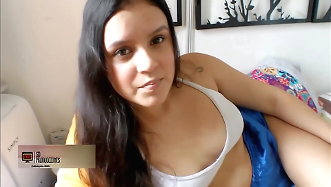 Stepsister and her stepbrother in a hot threesome vid