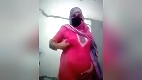 Amateur girl is doing her sexy body on her black ass