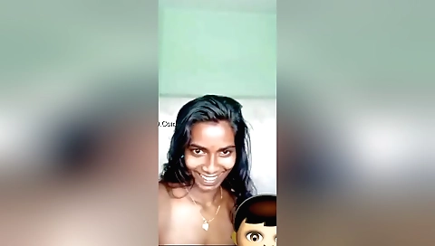 Mallu girl shows her sexy body on the amateur webcam