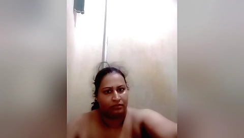 Indian bhabhi shows her large breasts in amateur video