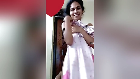Amateur indian girl shows her small boobs on webcam