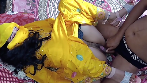 Indian slut with a shaved pussy fucks her boyfriend