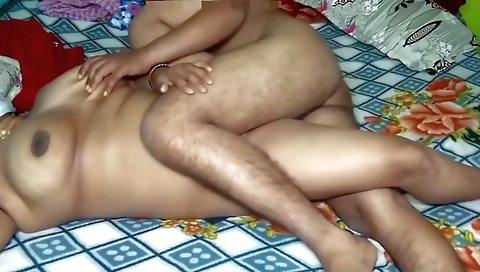Indian amateur sex video with a hot girlfriend 18+