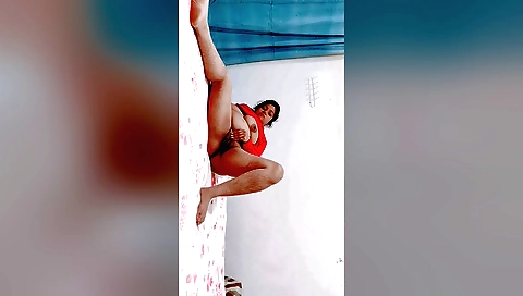 Hairy brunette beauty shows up to the webcam and masturbate