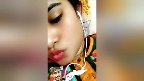 Today Exclusive -cute Desi Girl Shows Her Boobs To Lover On Vc