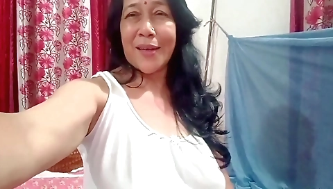 Indian maid working for a boss and gets dirty with him