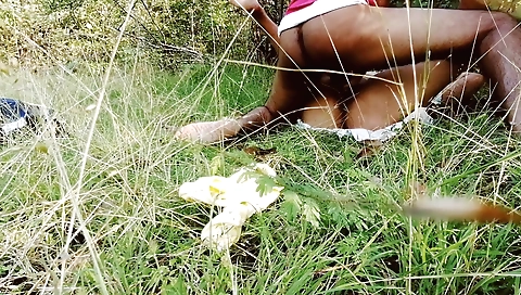 Indian girl with natural boobs gets creampie in outdoor