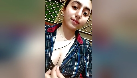 Amateur brunette video showing her boobs in webcam