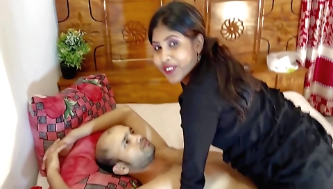 Indian amateur big ass girl sucking and fucking a guy in bed