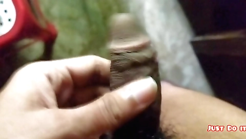 Indian teen girl with nice body does a peeking video