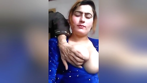 Webcam brunette with big boobs is showing her juicy peaches